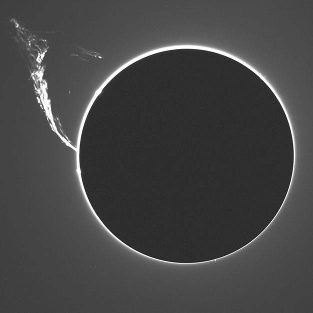 Гигантский солнечный протуберанец