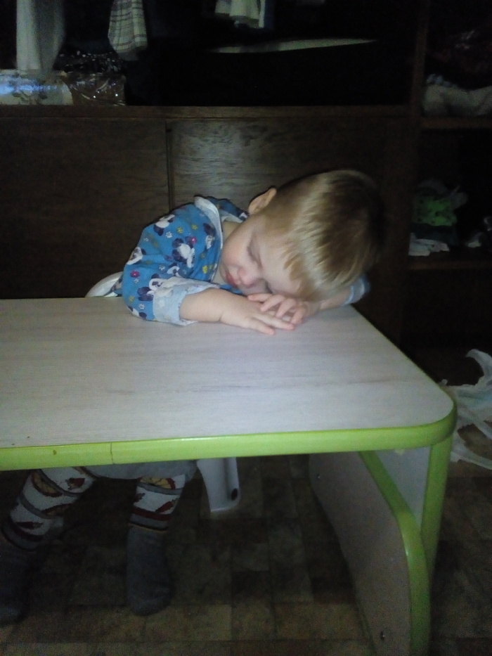 Очень он ему нравился, он даже спал за\на\под ним