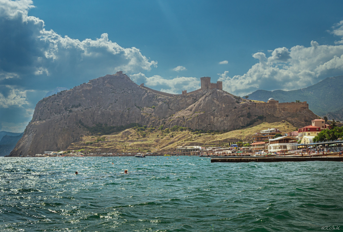 Вид на Генуэзскую крепость из зоны купания