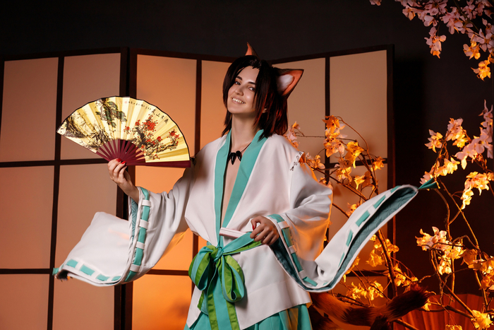 На съемке были помощники которые на "раз-два-три" подкидывали рукава. Смотрите как летят!