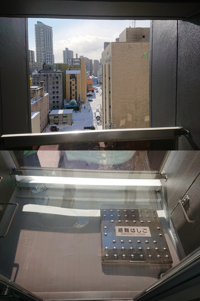 Камеру чуть ниже, и видим аварийный люк.