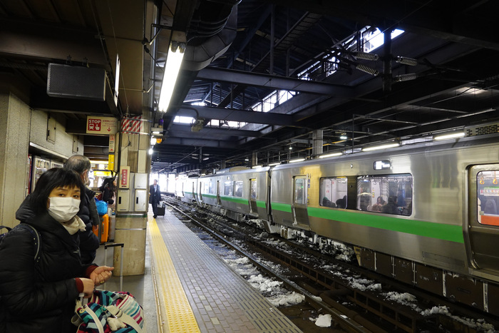 Облепленный снегом локомотив остался на видео.