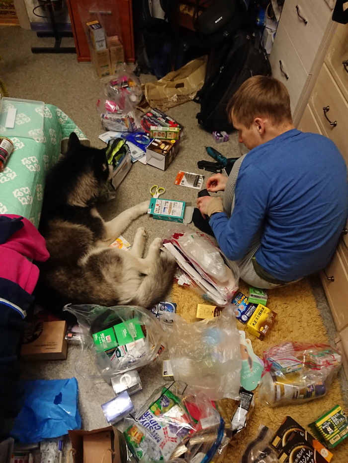 Пёся был архи-рад. Даже ему фкусняшку забугорную привезли.