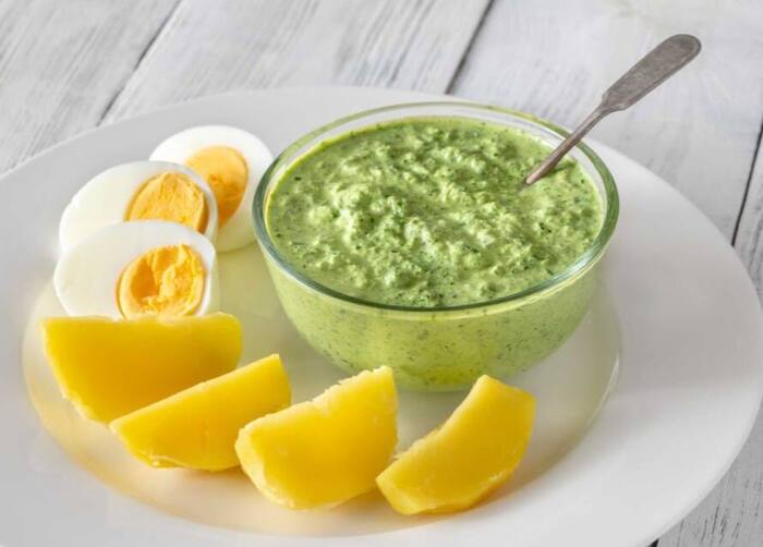 Сметанный соус с зеленью и творогом