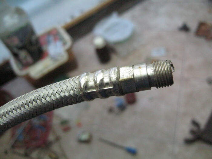 Фото 3. Результат кастинга – старая гибкая подводка для бытового кухонного смесителя. Чем-то мне эта законцовка сразу понравилась, надо бы эту сову разъяснить…