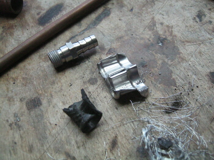 Фото 4. Пришлось аккуратненько поработать ножовкой по металлу.