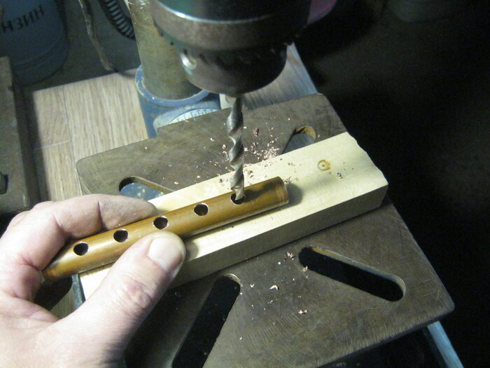 Фото 6. Отверстия в корпусах просверлил на станке, сначала нетолстым сверлом в несколько миллиметров – толще, соскальзывает с разметки. Рассверлил в размер, для плотной посадки отводов.