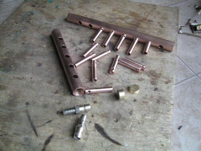 Фото 15. Детали гребенок подготовленные к сборке. Входные штуцеры-ёлочки зачины внутренними местами до бронзы.