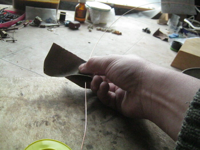 Фото 16. Медная проволока для уплотнения входного штуцера – нетонкий обмоточный провод зачищенный крупной наждачкой от лаковой изоляции.