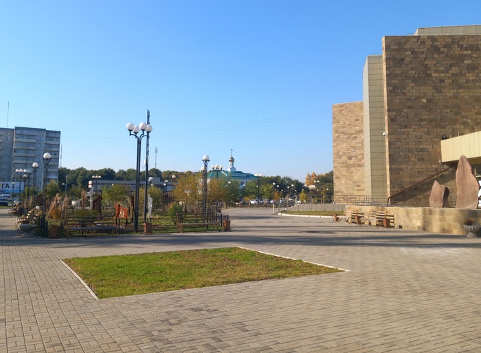 Газон. На котором размещены различные предметы.