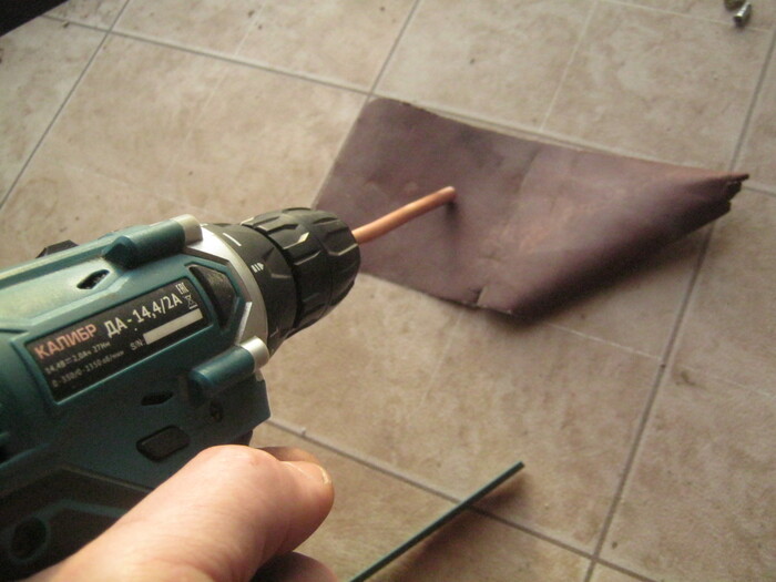 Фото 8. В качестве ручки-цанги зажима подобрал медную трубочку Ø6 мм.