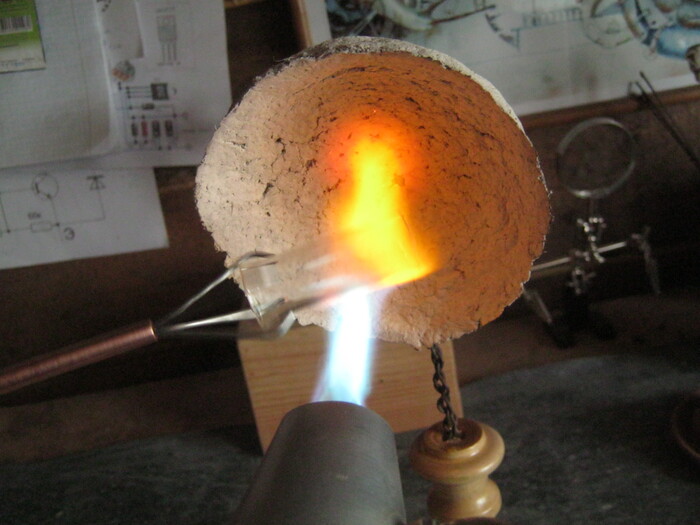 Фото 11. Тест на удерживание. Зажал цангой отрезок трубки подлиннее с едва намеченной юбочкой «под пробку». Попробуем развернуть конец в воронку, а это значительное боковое усилие.