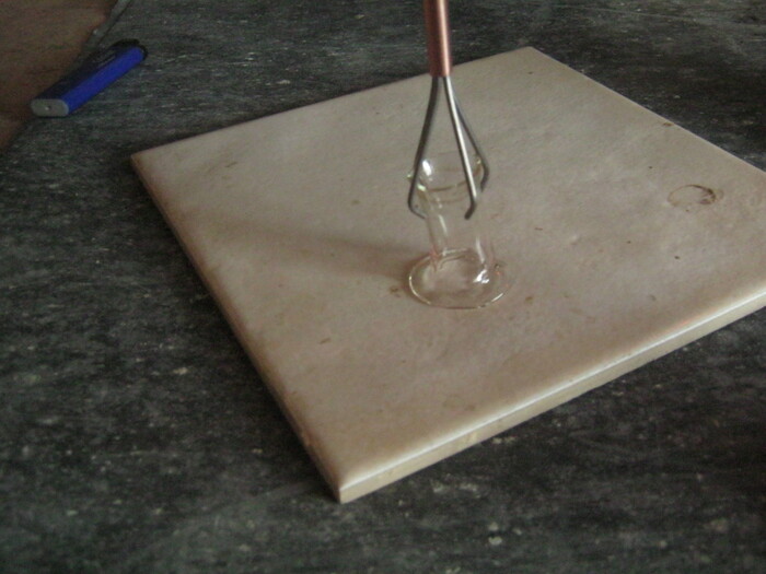 Фото 13. Неровный волнистый край воронки разогрев, прикладываем к «мраморному бруску».