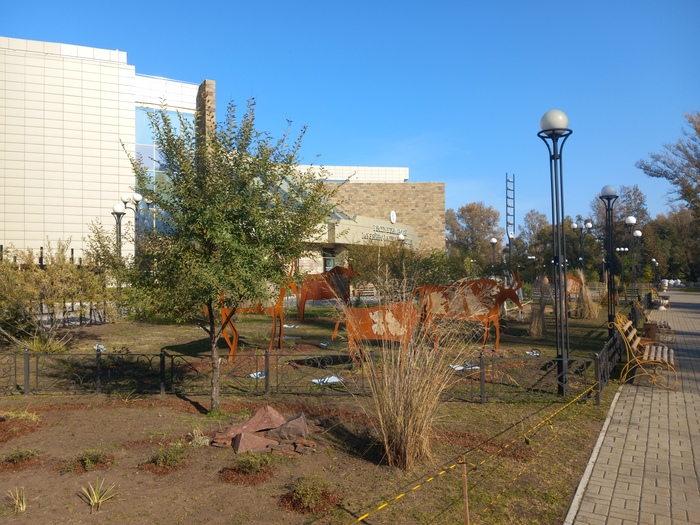 Вид на первый газон Республиканского музея, с другой стороны.