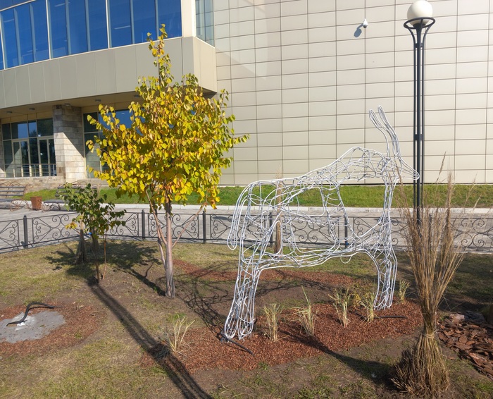 Фигура на газоне. Хакасский краеведческий музей Кызласова