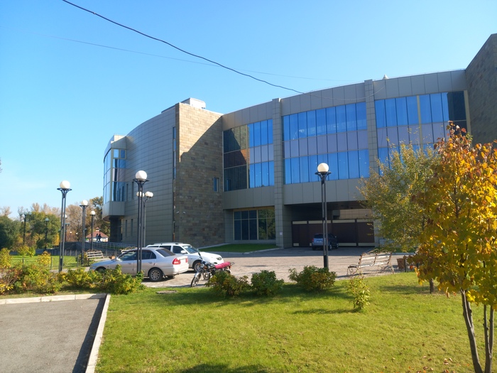 Республиканский музейно-культурный центр в Абакане, вид сзади.