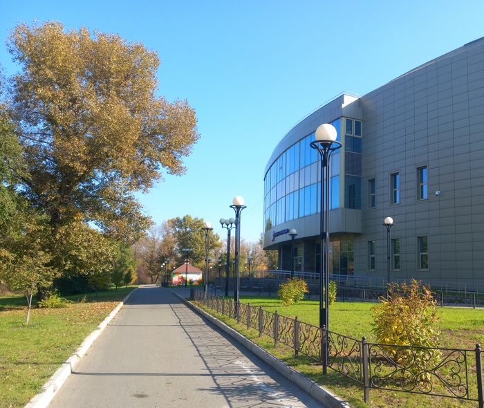 Тротуар за музеем. Республиканский музейно-культурный центр в Абакане.