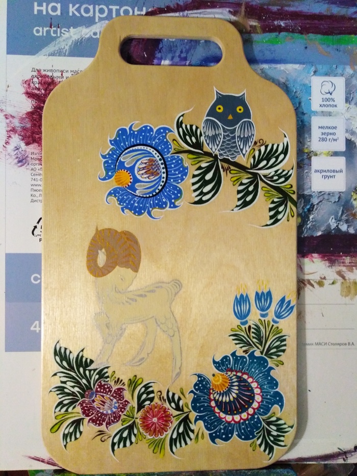 Здесь лак уже высох и освещение тусклое.