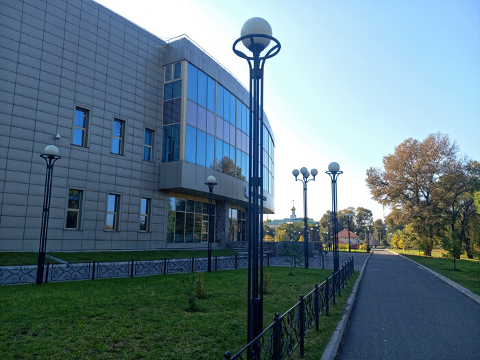 Задняя часть здания Республиканского музея в Абакане.