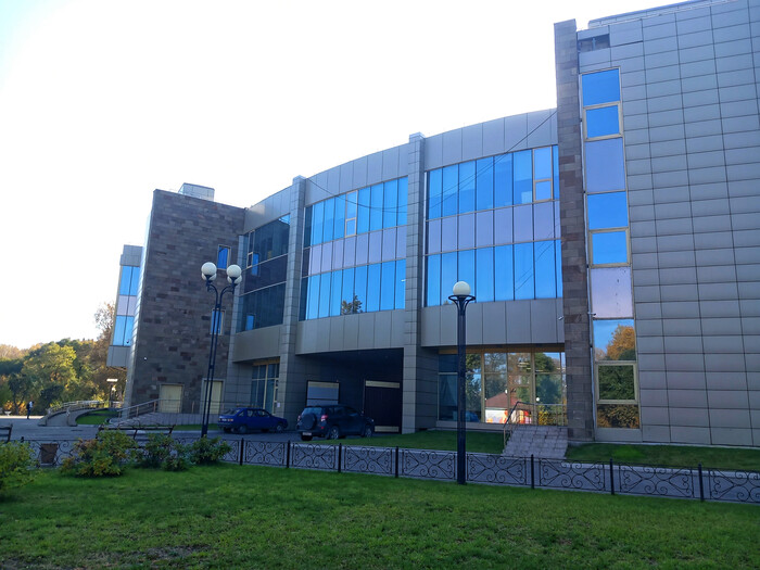 Зеркальный фасад Республиканского музея Хакасии.