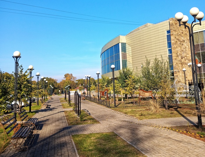 Аллея у Хакасского краеведческого музея Кызласова