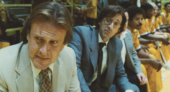 Главный тренер Пол Уэстхэд (Джейсон Сигел) и его помощник Пэт Райли (Эдриан Броуди)