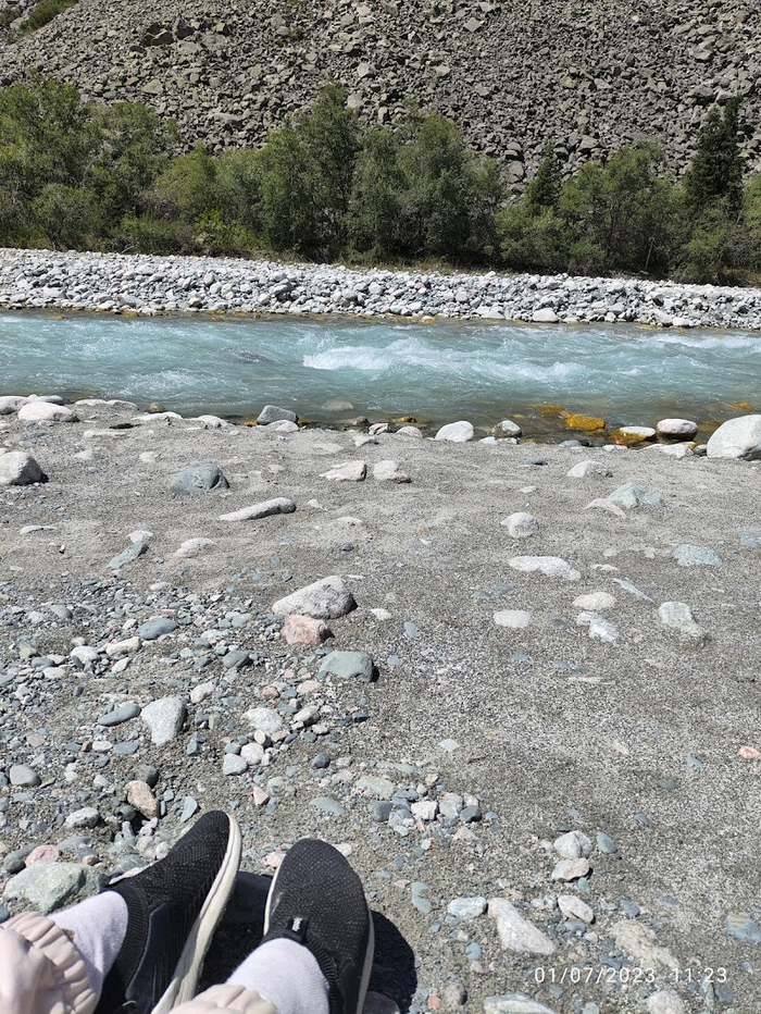 В конце дороги есть место, где можно устрооить посиделки.