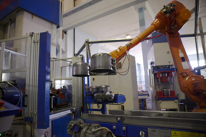 Перемещение заготовок гидроаккумулятора