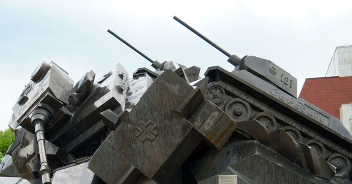 Первые танковые тараны. Памятник танковый Таран Прохоровка. Памятник т34 на Прохоровке. Курская битва Прохоровка танковый Таран. Танк т- 34 памятник Прохоровское поле.