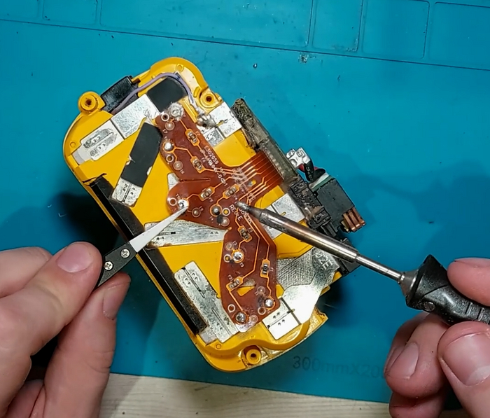 Аккуратно отпаиваем весь балансировочный шлейф. Помним что напряжение на других банках присутствует и замыкание нам тут ни к чему.