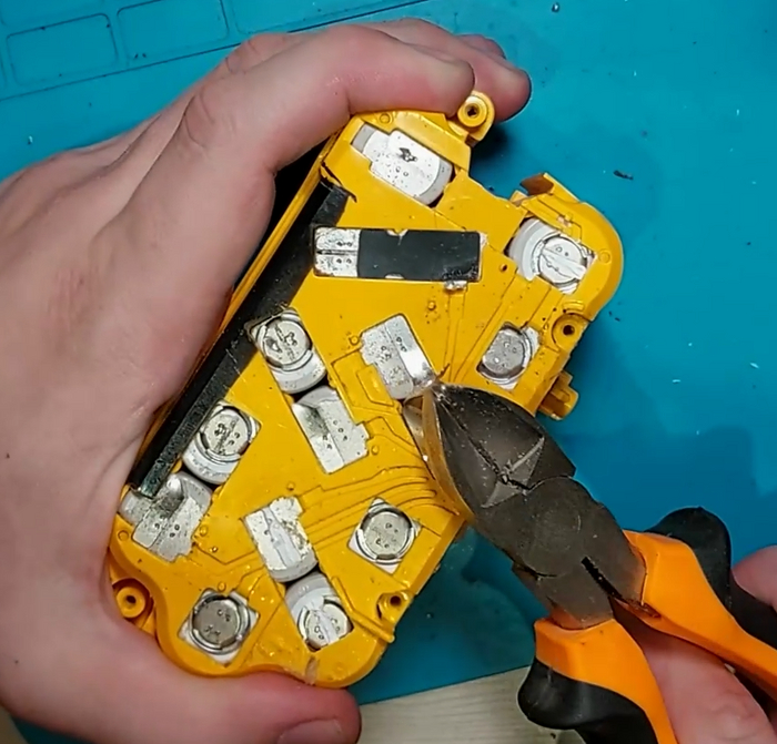 Аккуратно! выдираем куски ленты приваренные к элементам, помним при этом что замыкание нам не нужно.