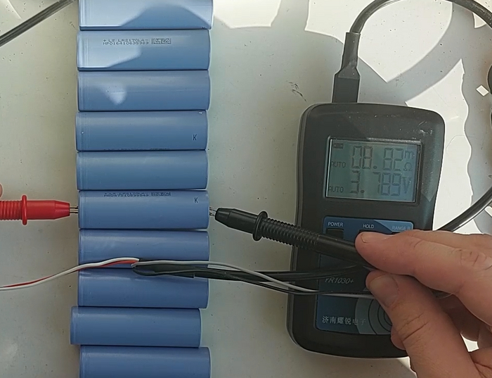 Так же проверяем и напряжение элементов , все должны быть строго одного напряжения, балансировать аккумулятор 5S разделенный на 3 группы то еще занятие.