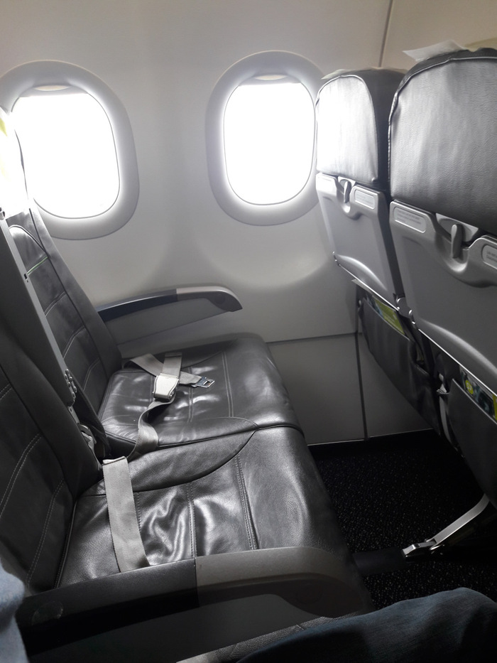 До Новосиба самолёт летел заполненный на треть. Кайоф.