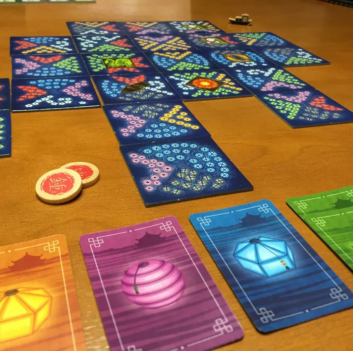 «Фонарики. Праздник урожая» (изображение с сайта <!--noindex--><a href="https://pikabu.ru/story/top_100_nastolnyikh_igr_ot_mistera_lisa_6056_mesta_10740945?u=http%3A%2F%2Fboardgamegeek.com&t=boardgamegeek.com&h=9d63b2cdc996790a2ec86c4155af2e2ef2a3d62a" title="http://boardgamegeek.com" target="_blank" rel="nofollow noopener">boardgamegeek.com</a><!--/noindex-->)