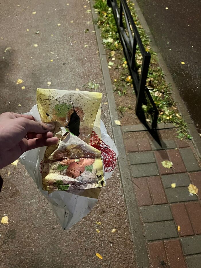 судя по выцветшей упаковке, лежит очень давно..