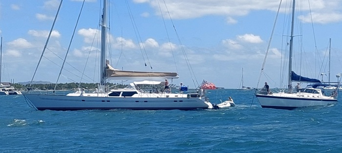 А вот владелец большой яхты оказался совершенно непрофессиональным и не знал что делать, ну это даже не ново, чем больше и новее яхта, тем меньше человек разбирается в яхтинге )))