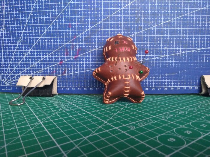 Выполнена из кожи крейзи хорс 1,2 мм, прошита вручную, нитка 0,8 мм