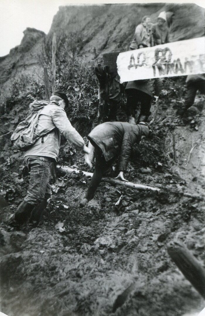 То ещё увлекательное занятие - подняться по скользкой глине )))
