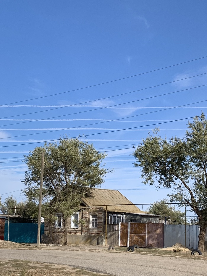 Провода оторвались и теперь на небе следы от клея