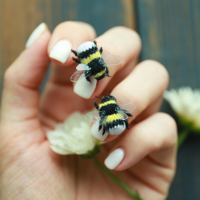 Очень милый, но не такой уж и безобидный- шмель с пушистой жопкой