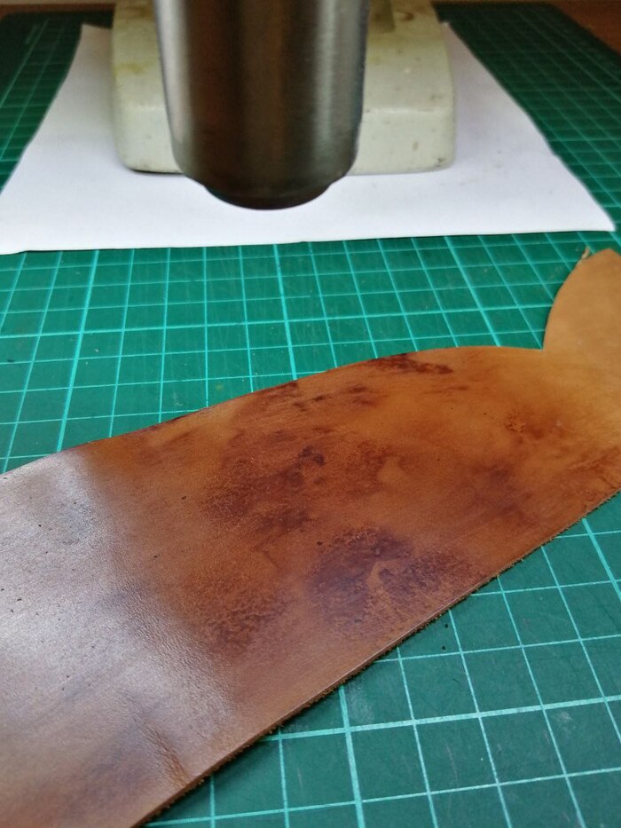 Сопло фена застенчиво выглядывает