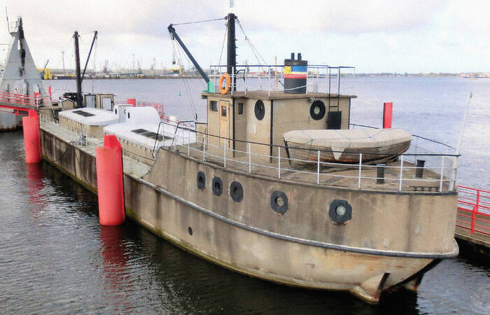 Где такой корабль встал - там и причал. На полном серьезе - многие такие корабли на данный момент используются как волнорезы.