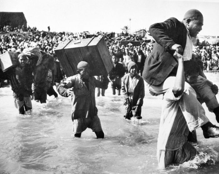 Palestine refugees initially displaced to Beach Camp in Gaza board boats to Lebanon or Egypt during the first Arab-Israeli war, 1949. Photo: UN Archives/Hrant Nakashian.