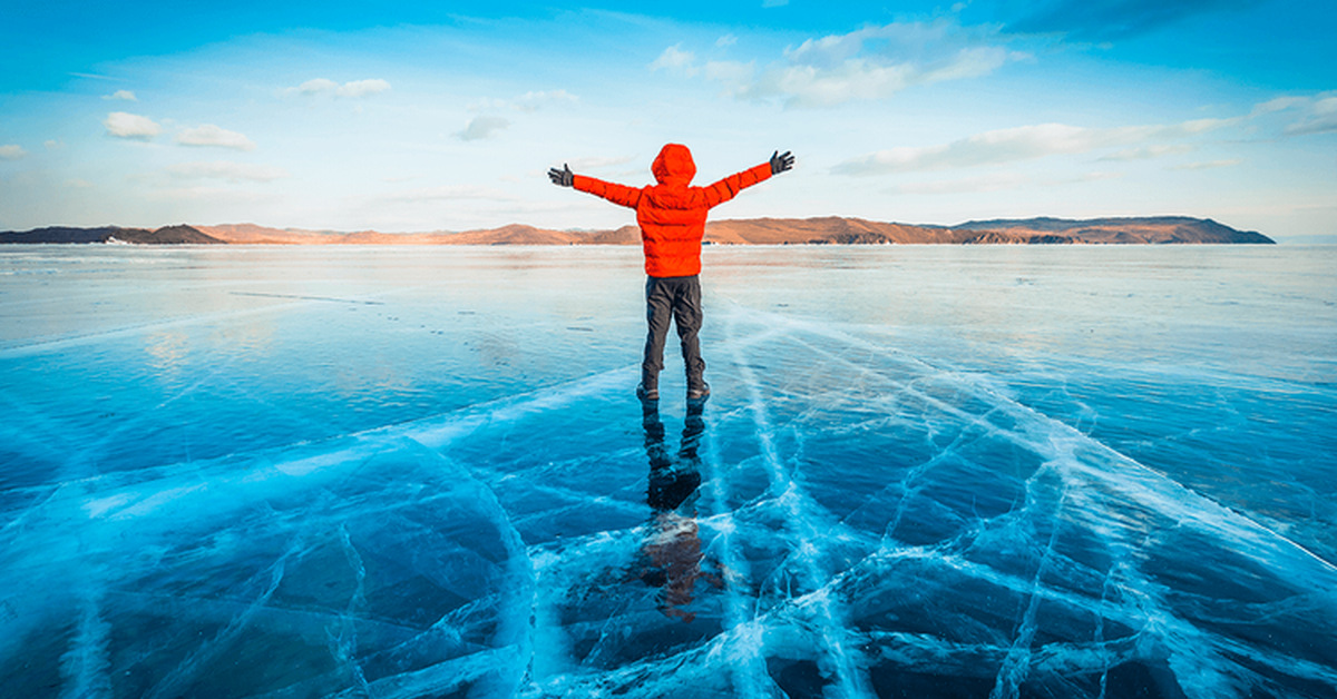 зимний байкал люди. человек дающий лед. гольф на льду байкала. байкал зимой. человек дающий лед.