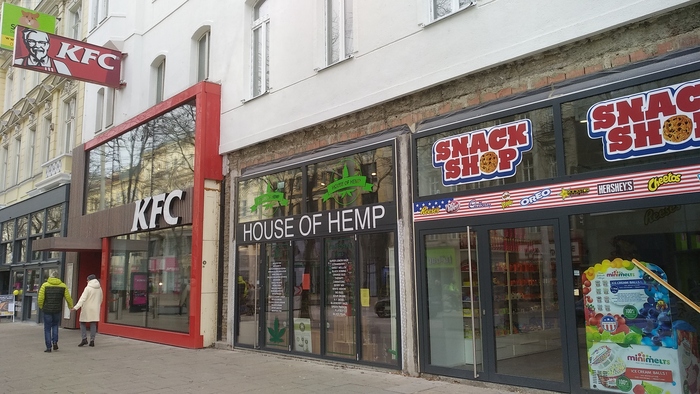 на каждом углу