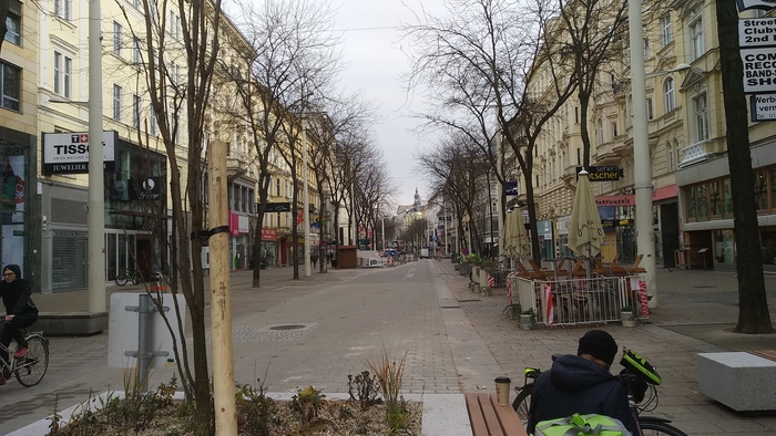 кафешки еще закрыты, на улице утром больше людей, увлеченных спортом