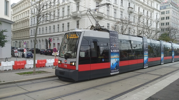 ну и трамвайчик. Куда ж без него?