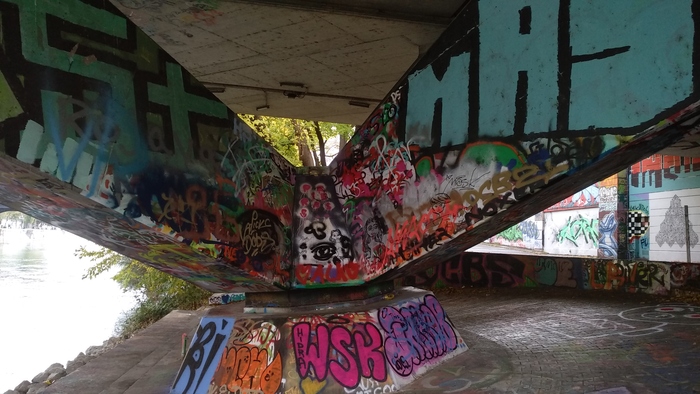 колонны мостов через каналы не остаются серыми