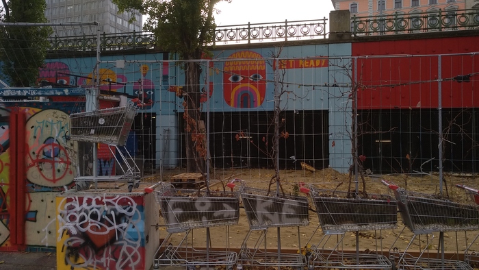 еще пару лет назад в этих тележках были густо высажены подсолнухи, жаль теперь инсталляция совсем серая