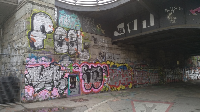 вдоль каналов везде наскальная живопись